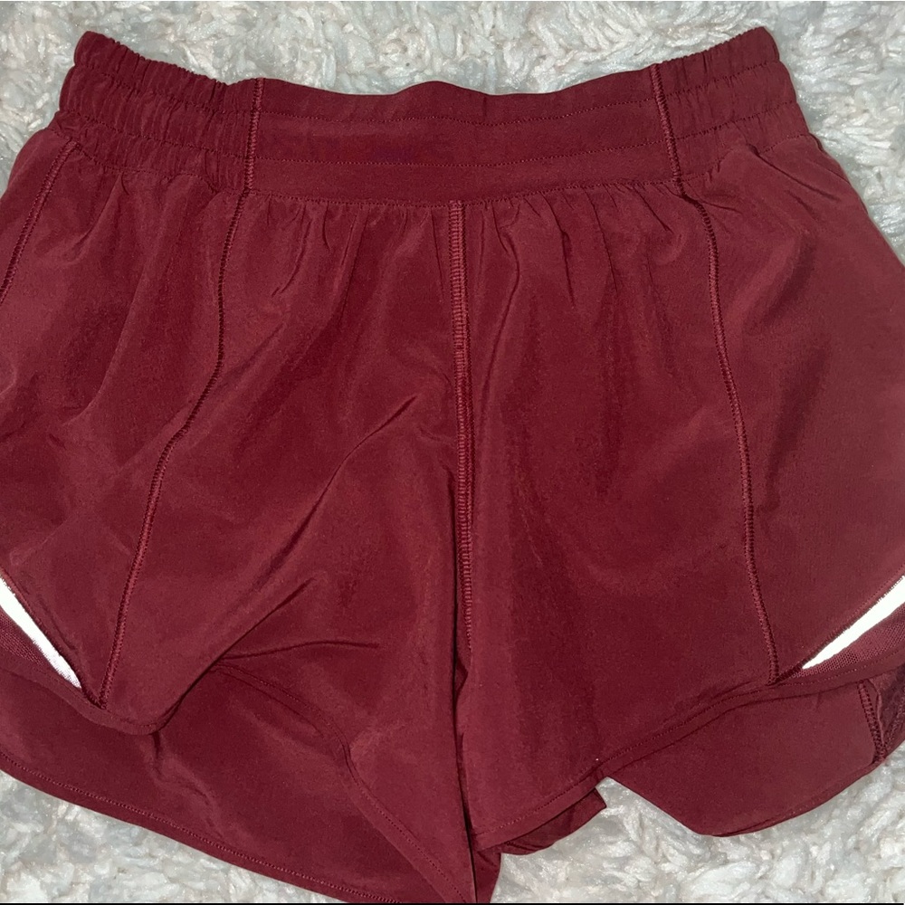Chianti lululemon 4” size 4 Hotty hot shorts